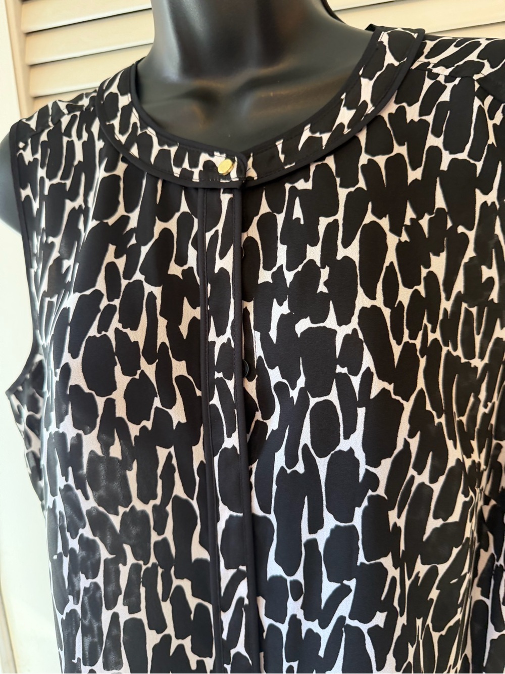 Liz Claiborne Black and White Patterned Sleeveless Camisole - Picture 2 of 6